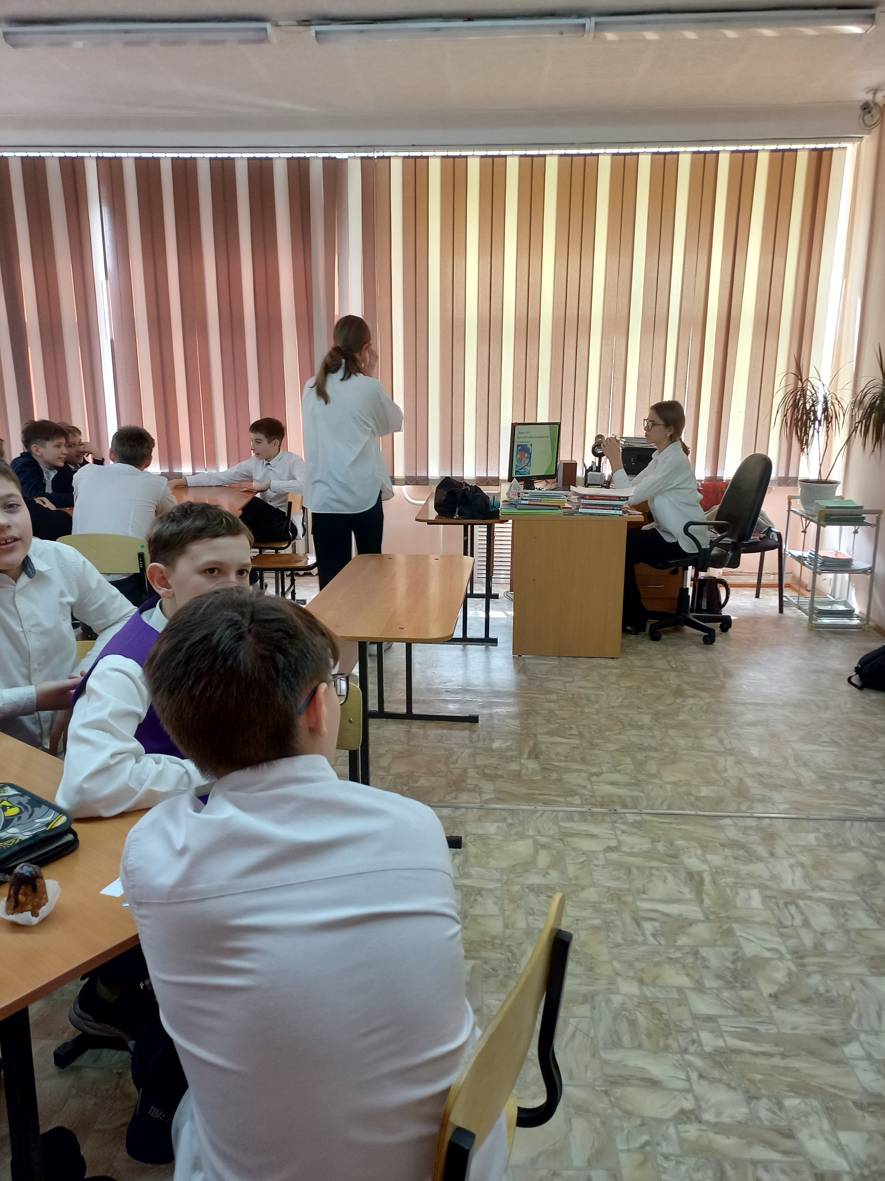 Урок  для шестиклассников в рамках проектной деятельности проводят Ариканина П. и Шемелина А.
